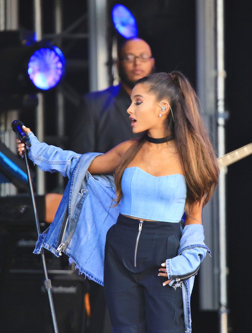 Ariana Grandes Fake Tan Fail In Crop Top And Jeans At The Airport